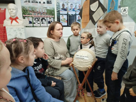 НА ЭКСКУРСИИ В ШКОЛЬНОМ МУЗЕЕ НА ЭКСКУРСИИ В ШКОЛЬНОМ МУЗЕЕ.