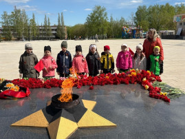 "Возложение цветов в честь героев" – акция памяти "Возложение цветов в честь героев" – акция памяти.