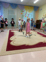 ПОКАЗ МОДНЫХ ЛЕТНИХ ШЛЯПОК. ПОКАЗ МОДНЫХ ЛЕТНИХ ШЛЯПОК.