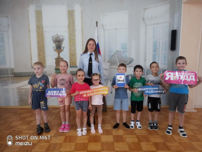 ИНСПЕКТОР ГИБДД В ГОСТЯХ У РЕБЯТ #соблюдаемПДДвп. ИНСПЕКТОР ГИБДД В ГОСТЯХ У РЕБЯТ #соблюдаемПДДвп.