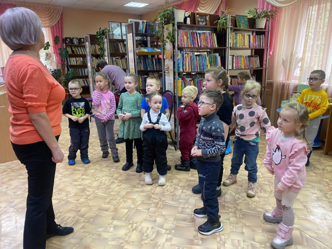 ПЕРВАЯ ЭКСКУРСИЯ В БИБЛИОТЕКУ ПЕРВАЯ ЭКСКУРСИЯ В БИБЛИОТЕКУ.
