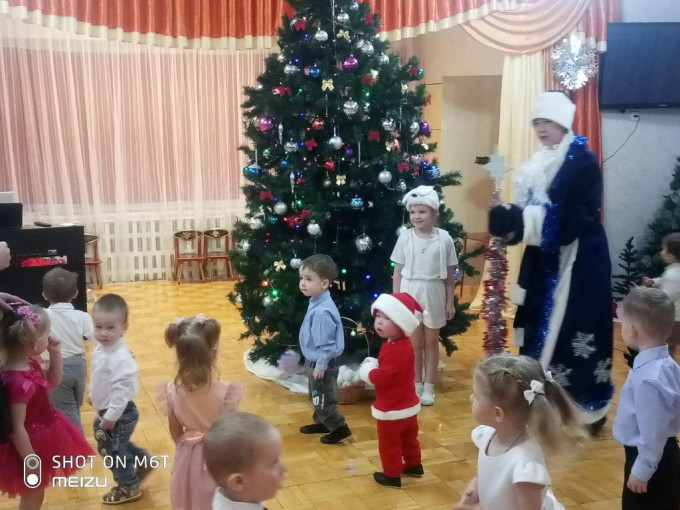НОВОГОДНИЙ ПРАЗДНИК У МАЛЫШЕЙ НОВОГОДНИЙ ПРАЗДНИК У МАЛЫШЕЙ.