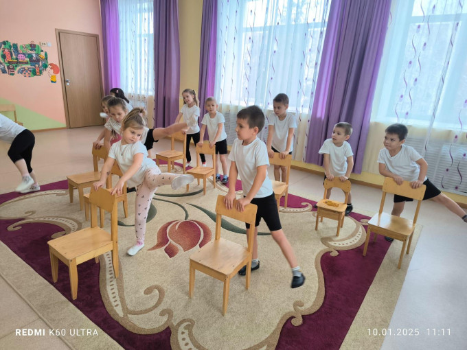ФИЗКУЛЬТУРНОЕ ЗАНЯТИЕ СО СТУЛОМ ФИЗКУЛЬТУРНОЕ ЗАНЯТИЕ СО СТУЛОМ.