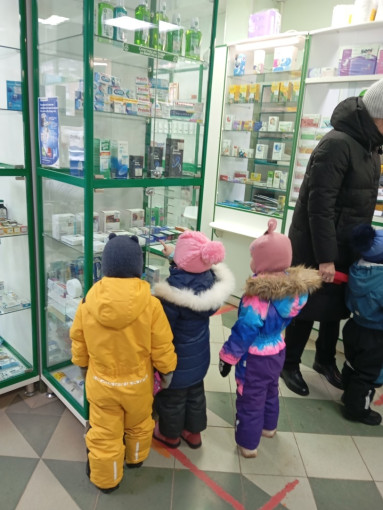 «Мы по городу шагаем и профессии изучаем» «Мы по городу шагаем и профессии изучаем».